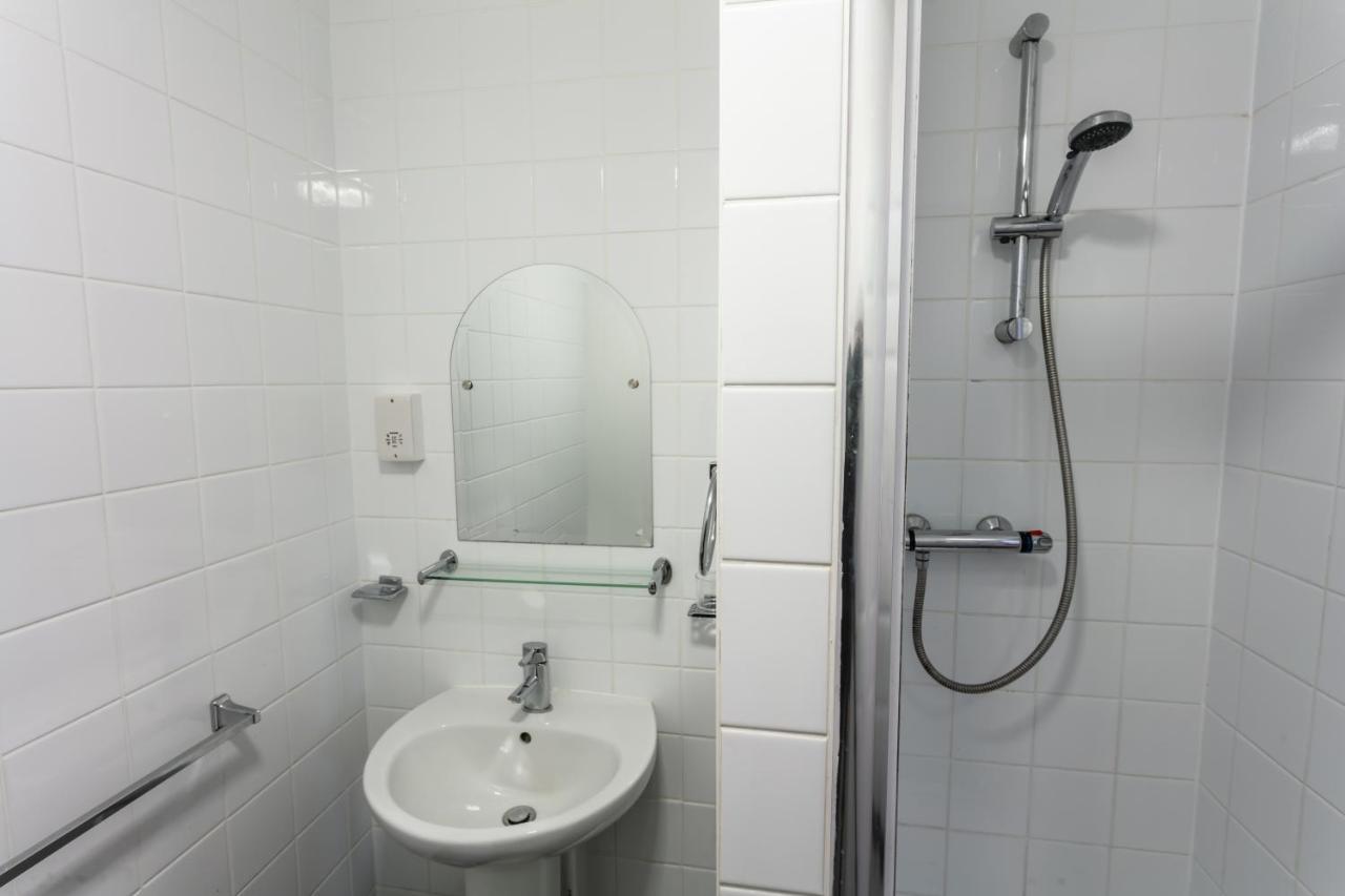 Roydon Marina Village Hotel Buitenkant foto